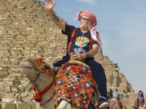 As the original Desert Rats did over 70 years ago, the Memorial Associations Chairman Rod Scott takes in the sights of ancient Egypt - The Pryamids.