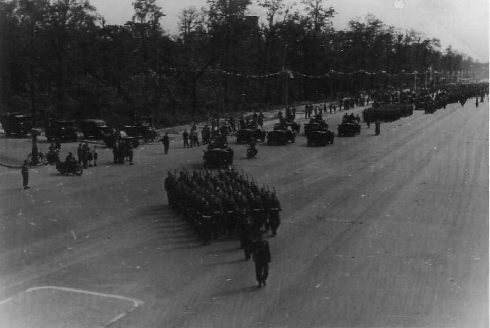 Infantry in the Parade. Picture courtesy of Norman Whyte REME.